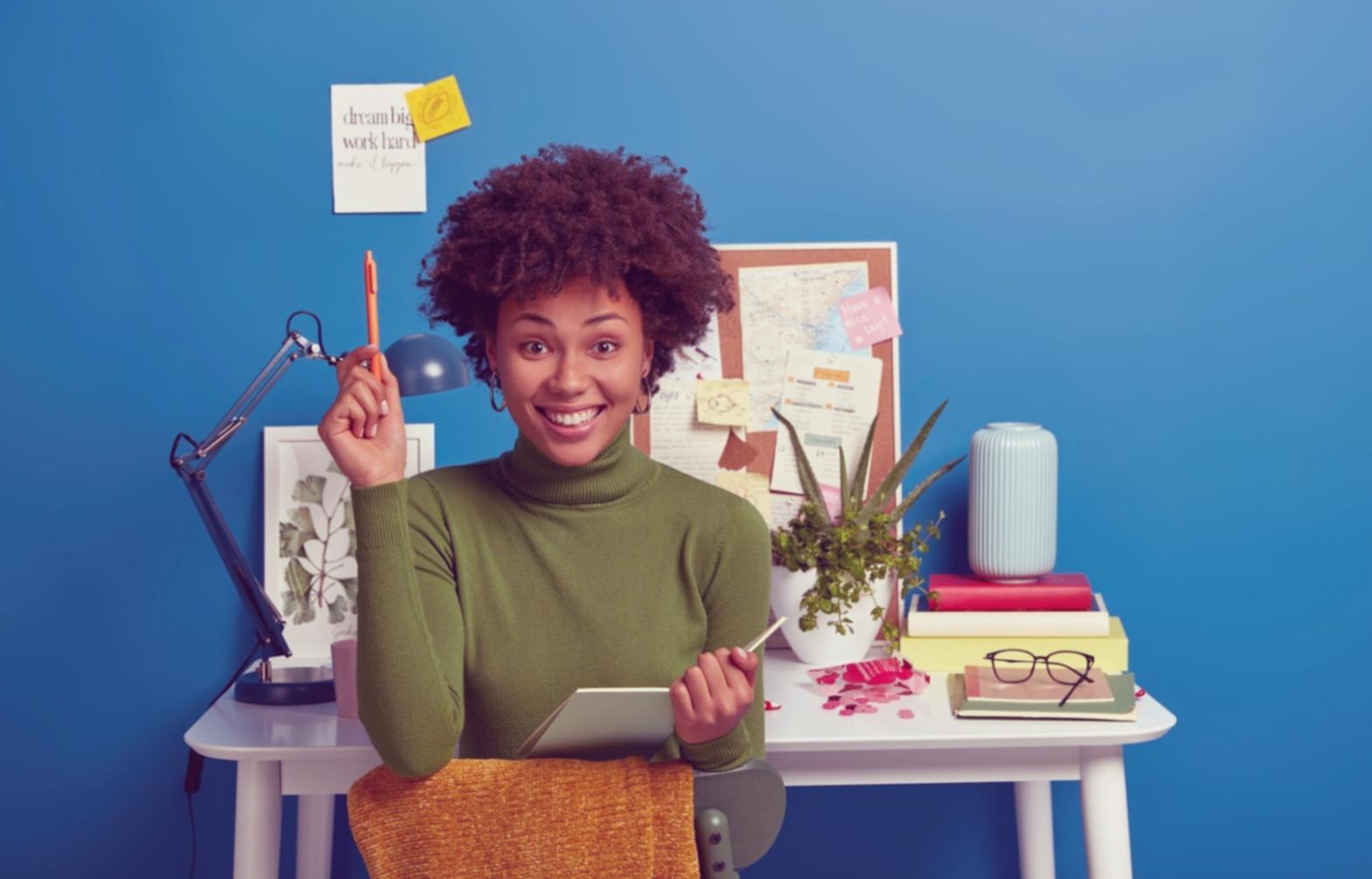 Participantes aplicando técnicas de análisis SEO en sesión práctica